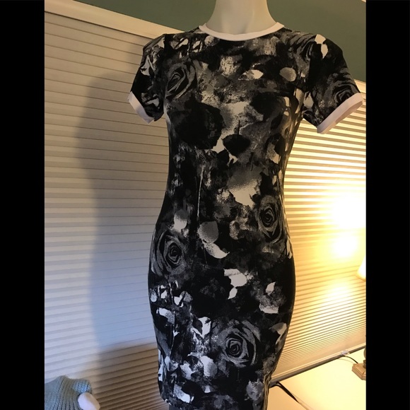 eye candy Dresses & Skirts - Eye Candy flower dress 👗 medium